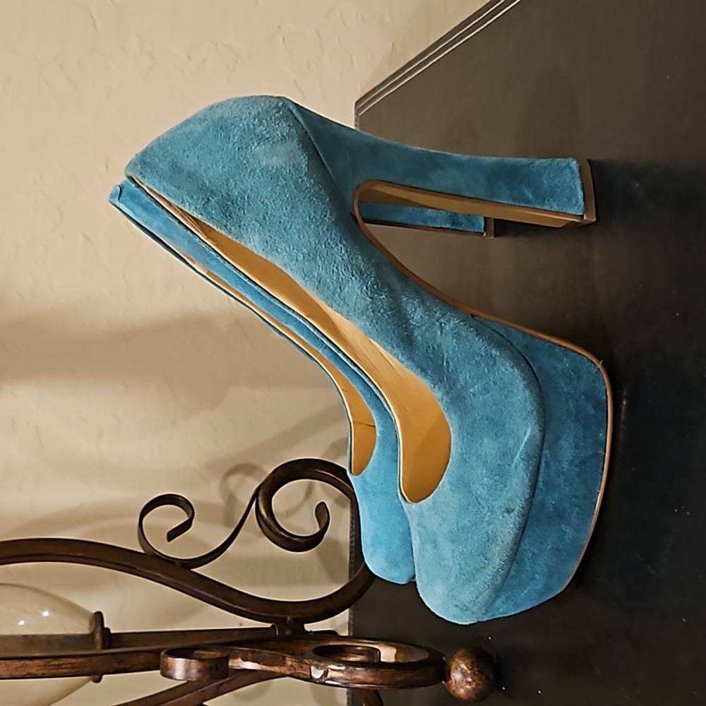 New Aqua Platform Pumps, Size 5.5 by CHINESE LAUNDRY - Picture 2 of 4